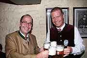 Bierprobe 2007: Karl-Heinz Knoll, Wiesnstadtrat Helmut Schmid, Wirtesprecher Toni Roiderer (Foto: Ingrid Grossmann)